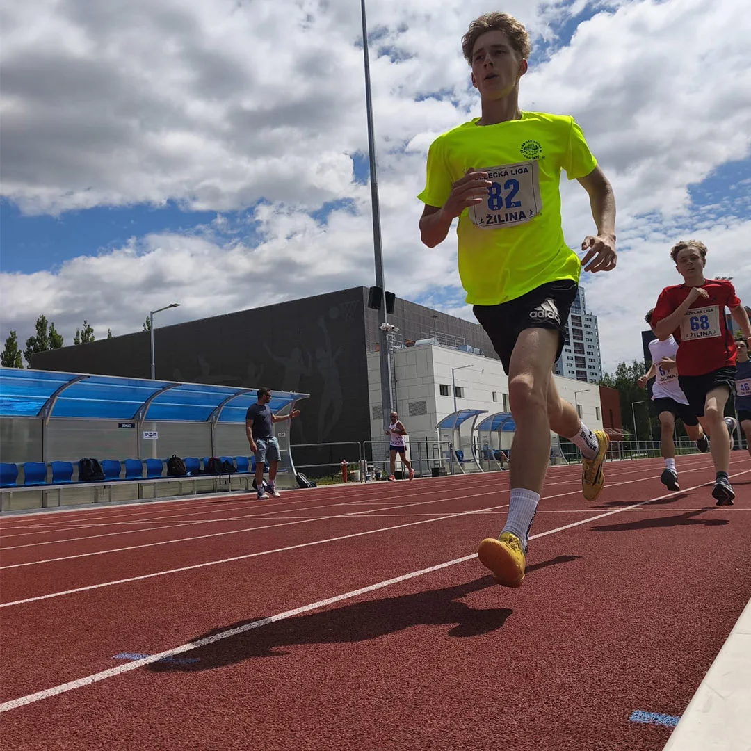 Záber na bežcov na Atletickom štadióne UNIZA.