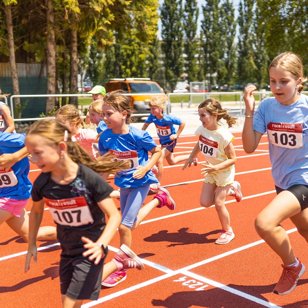 Záber na bežcov - deti na Atletickom štadióne UNIZA.