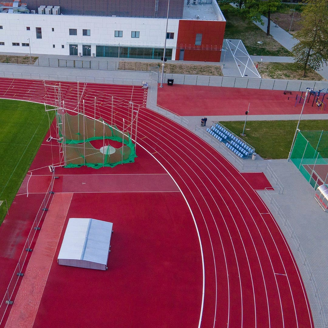 Záber na dráhu Atletického štadióna UNIZA.