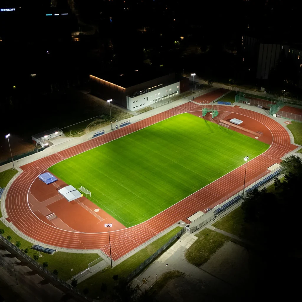 Pohľad na Atletický štadióne UNIZA v noci.