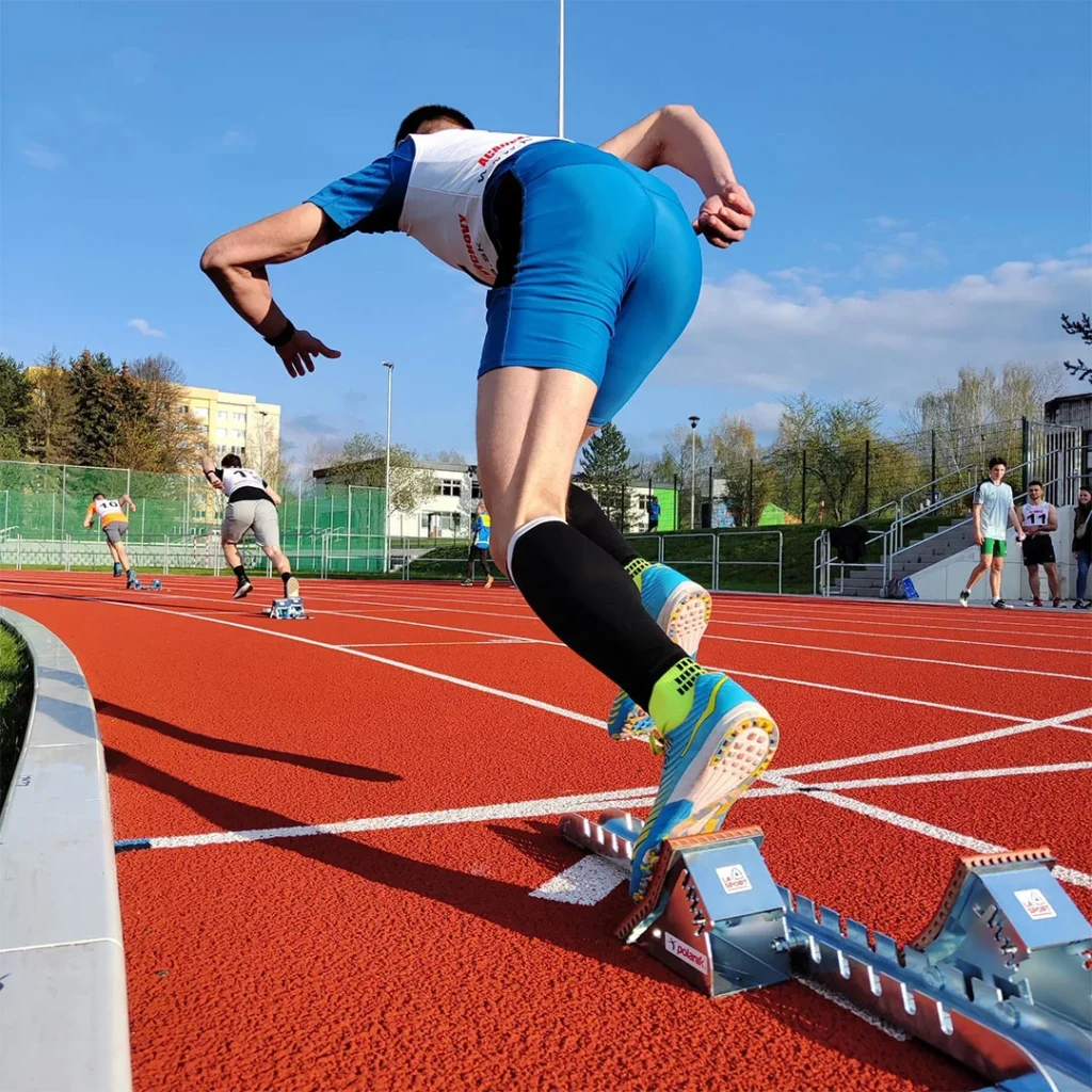 Súťaž bežcov na Atletickom štadióne UNIZA.