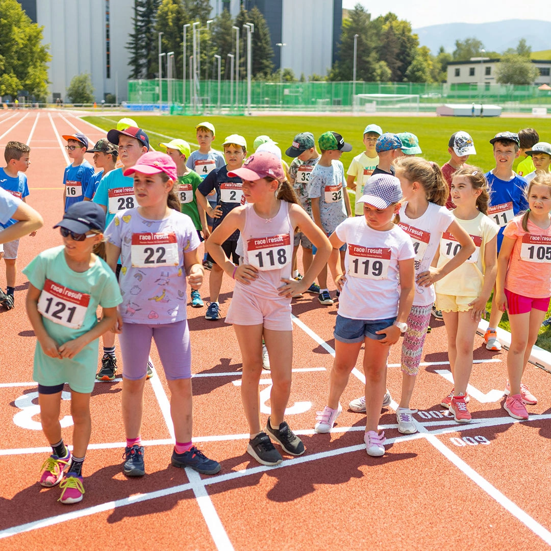 Záber na bežcov - deti na Atletickom štadióne UNIZA.