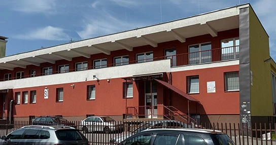 Záber na exteriér Športového centra stará menza.