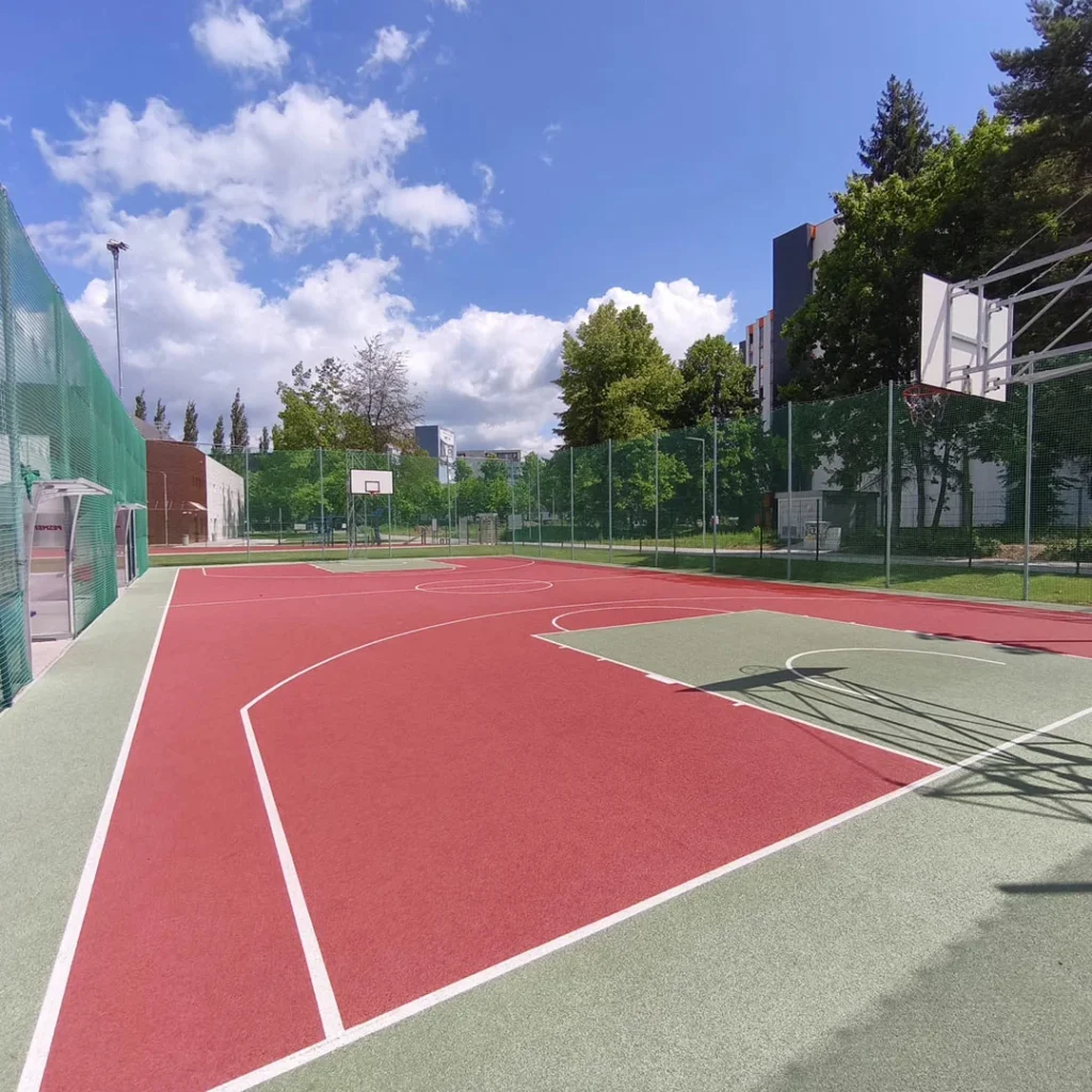 Záber na basketbalové ihrisko.