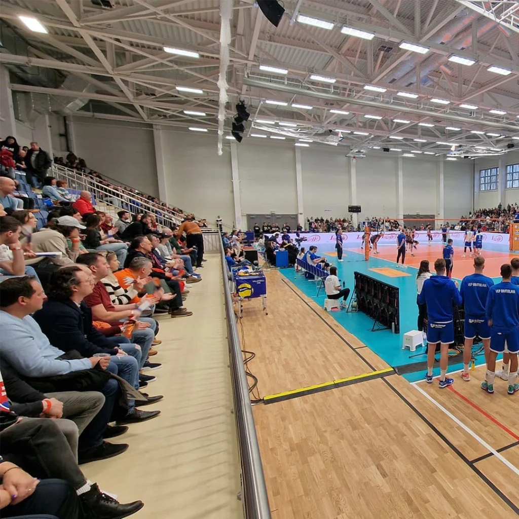 Záber na divákov počas zápasu v Športovom centre UNIZA.