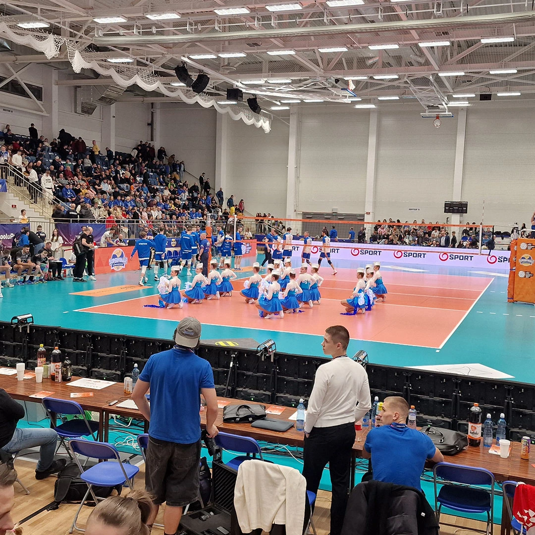 Záber na mažoretky v Športovom centre UNIZA.