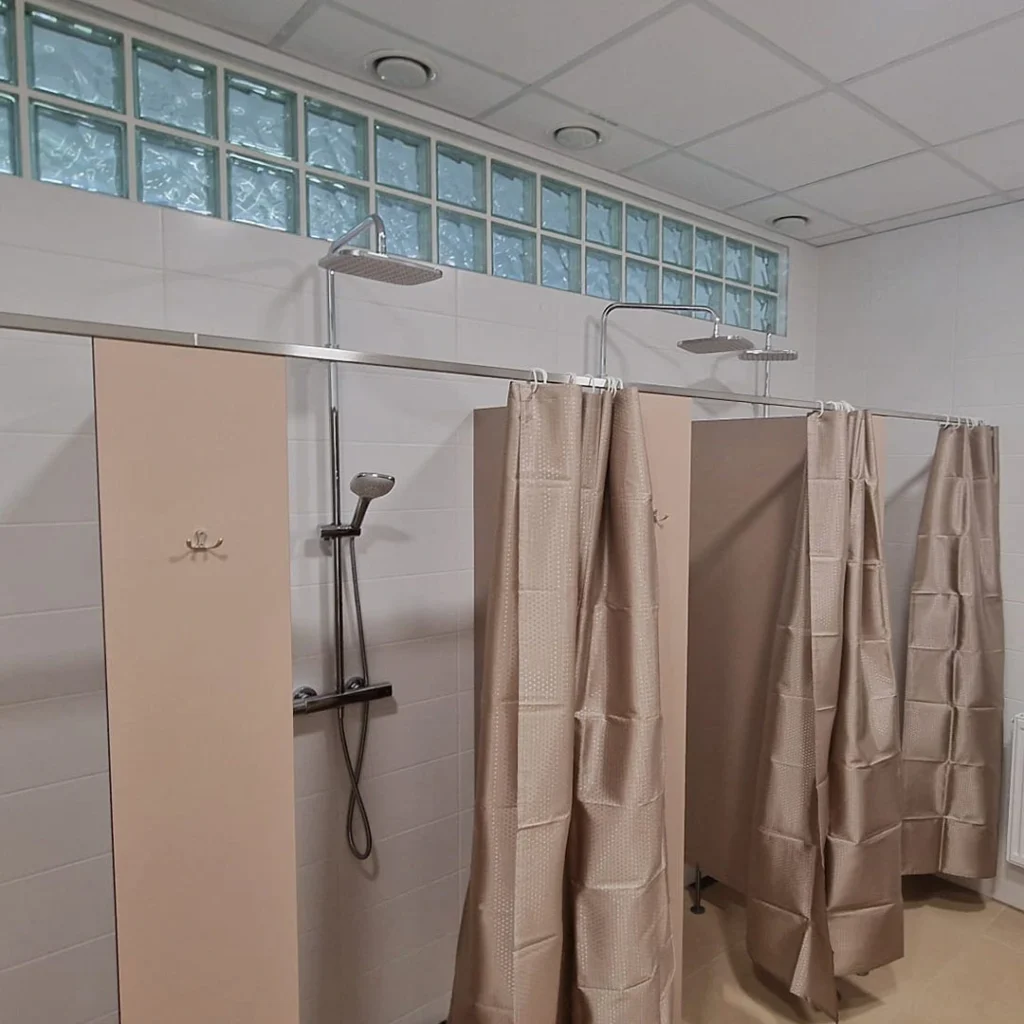Záber na sprchy v Športovom centre UNIZA.